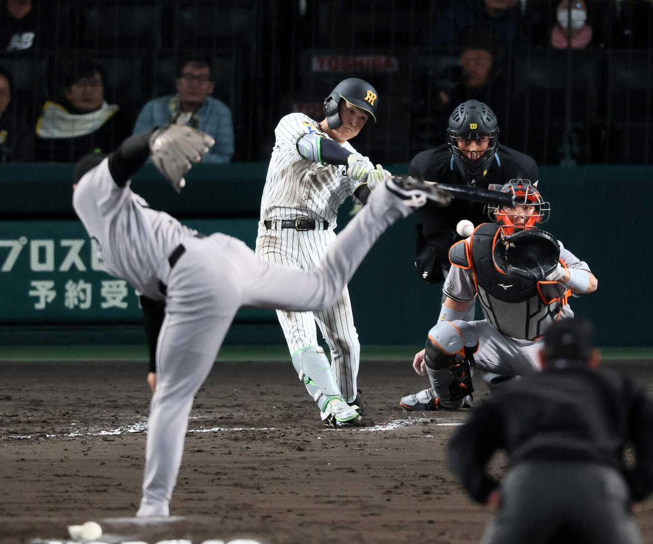 阪神対巨人　8回裏阪神無死一塁、高寺望夢は中前打を放つ。投手田和廉（撮影・加藤哉）