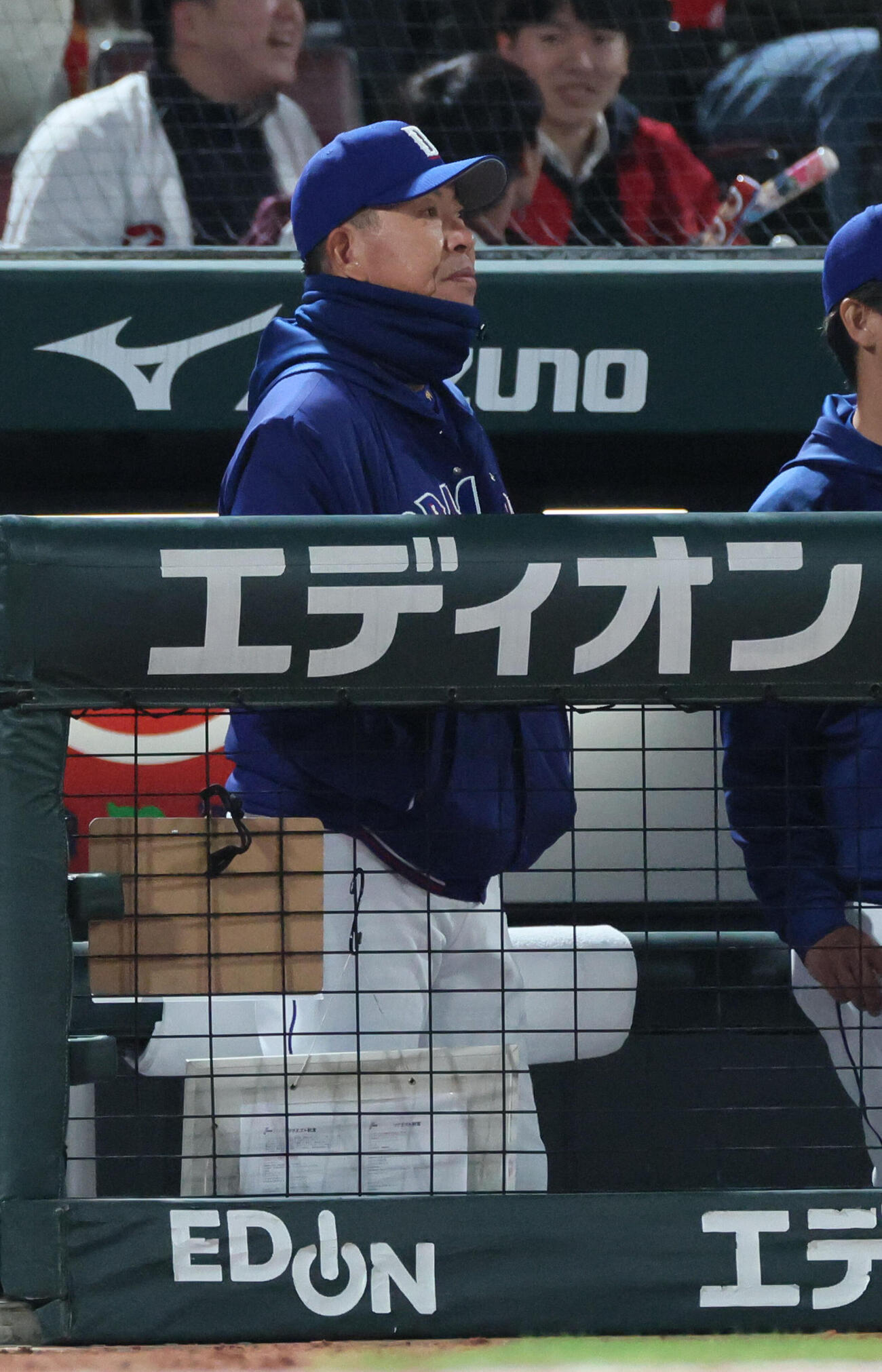 広島対中日　7回裏広島、エラー続出にぼうぜんとする中日井上一樹監督（撮影・加藤孝規）