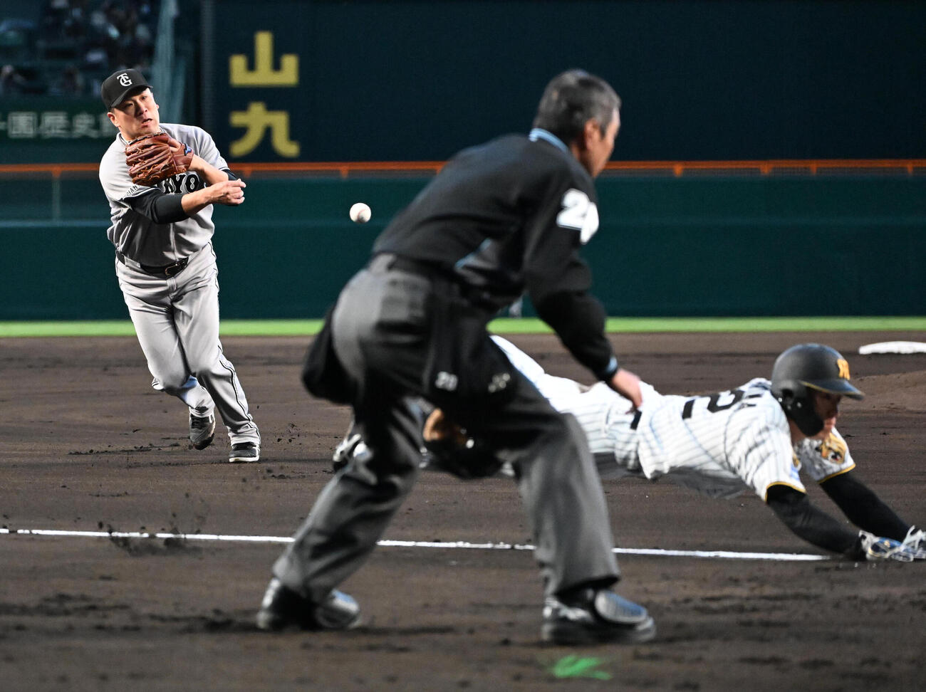 阪神対巨人　1回裏阪神1死満塁、巨人田中将大（左）は大山悠輔の投ゴロを本塁へ送球し封殺する。走者福島圭音（撮影・石井愛子）