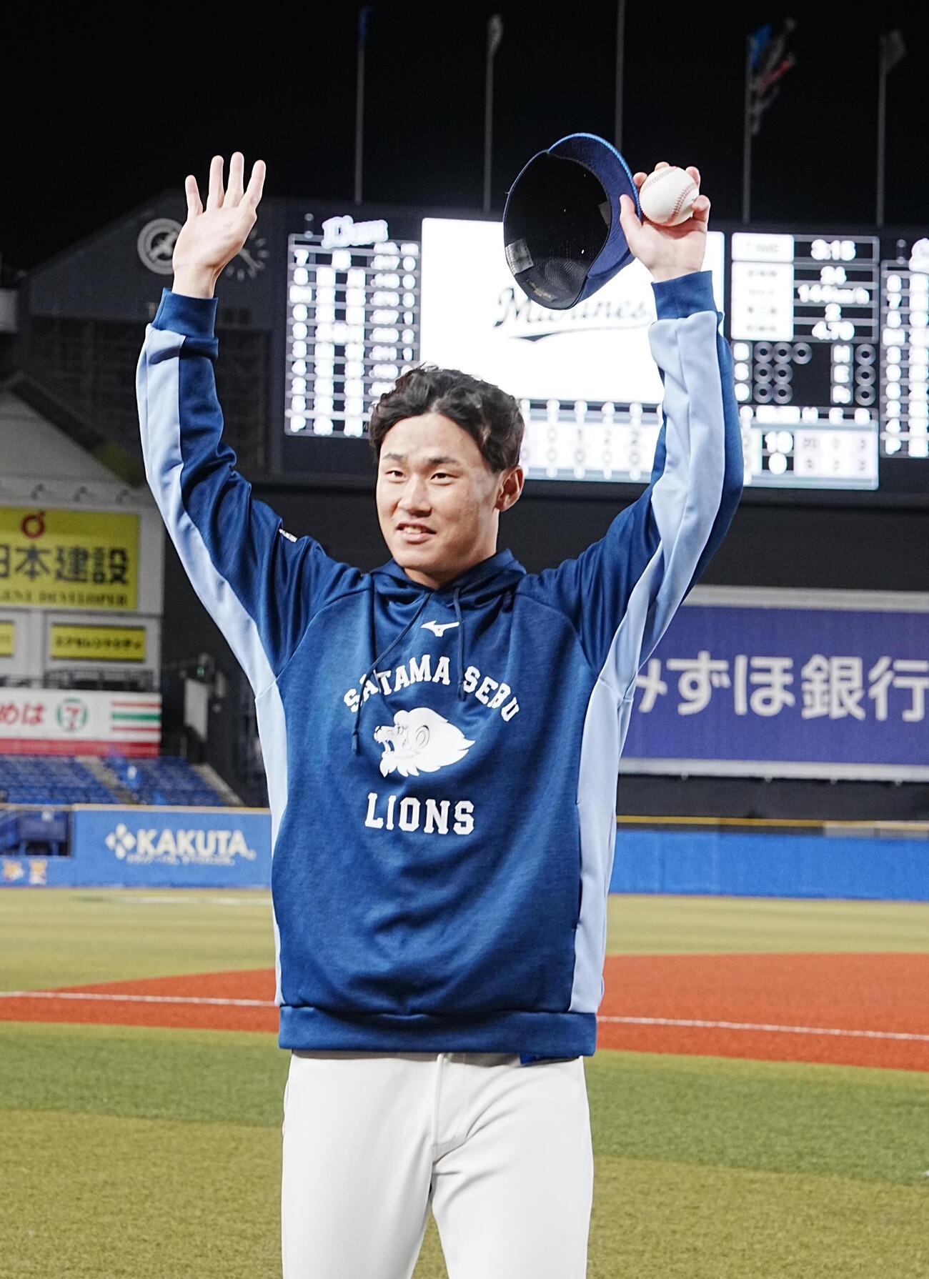 ロッテ対西武　初登板初先発でプロ初勝利を飾った佐藤爽はヒーローインタビューを終えスタンドの声援に応える（撮影・小沢裕）