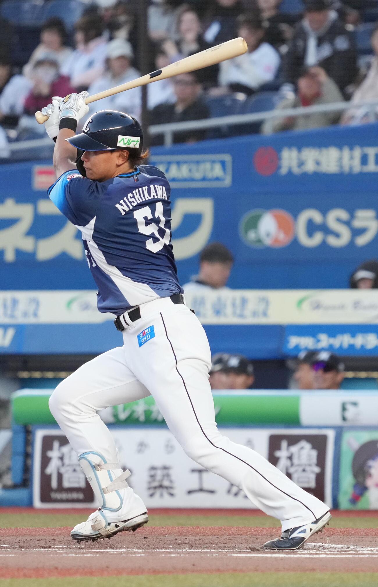 ロッテ対西武　1回表西武1死、西川愛也は中三塁打を放つ（撮影・小沢裕）