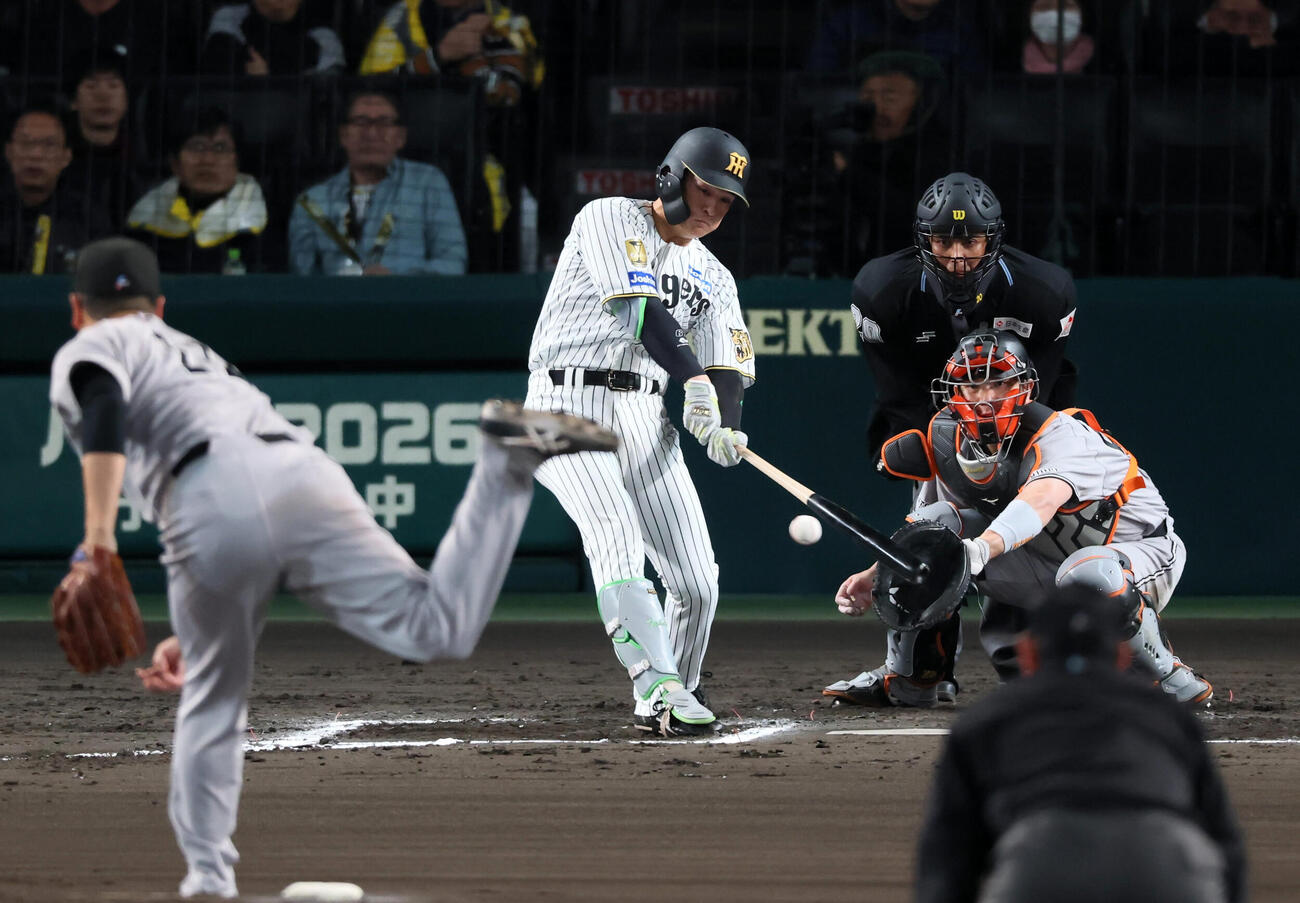 阪神対巨人　6回裏阪神1死一塁、代打高寺望夢は右前打を放つ。投手田中将大　（撮影・加藤哉）