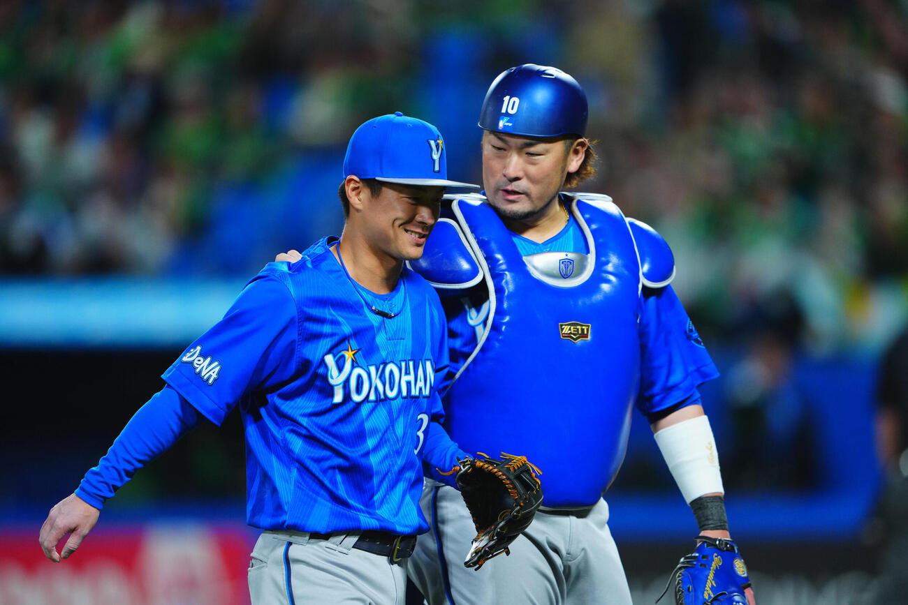 ヤクルト対DeNA 8回裏ヤクルト2死一、三塁、宮本丈を左飛に仕留めた柴田竜拓（左）は戸柱恭孝と笑顔を見せる（撮影・垰建太）