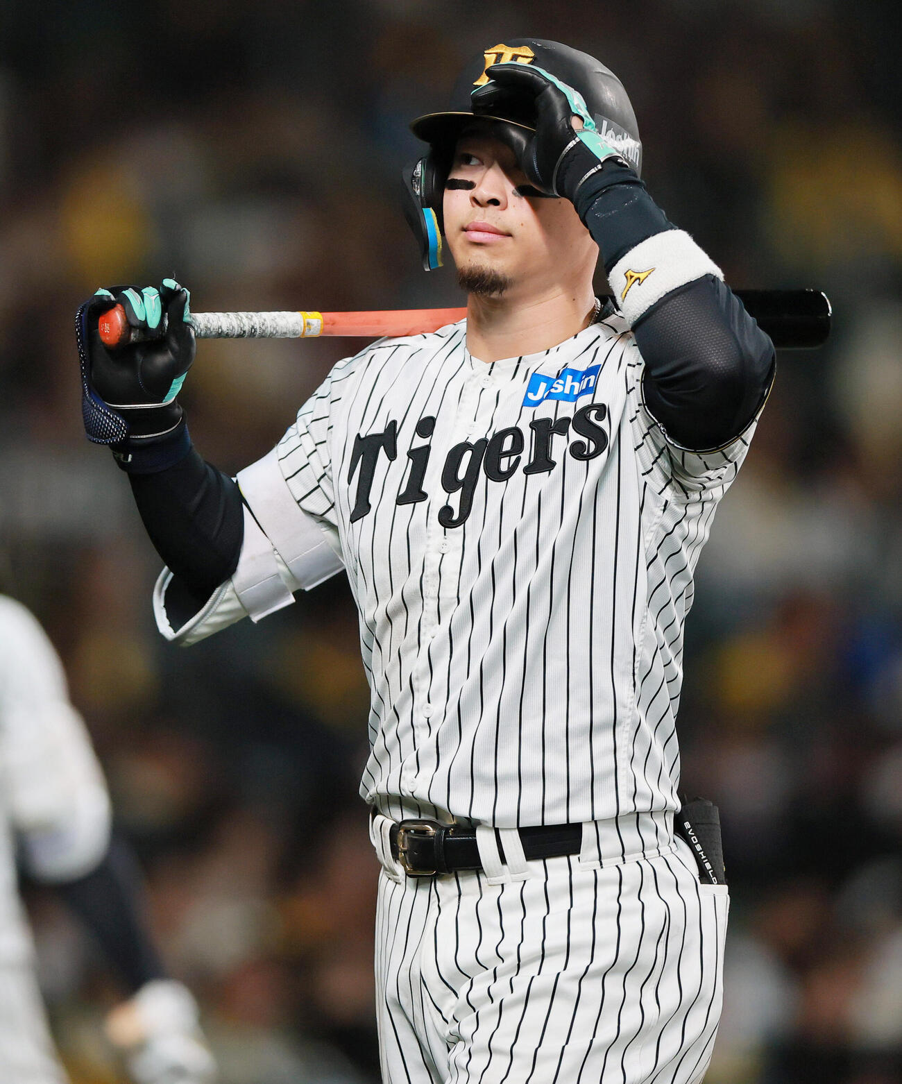 阪神対巨人　5回裏阪神1死、佐藤輝明は空振り三振に倒れベンチへ戻る（撮影・上山淳一）.