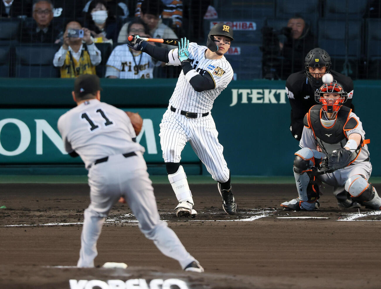 阪神対巨人　1回裏阪神1死一、二塁、佐藤輝明は中前打を放つ。投手田中将大　（撮影・加藤哉）