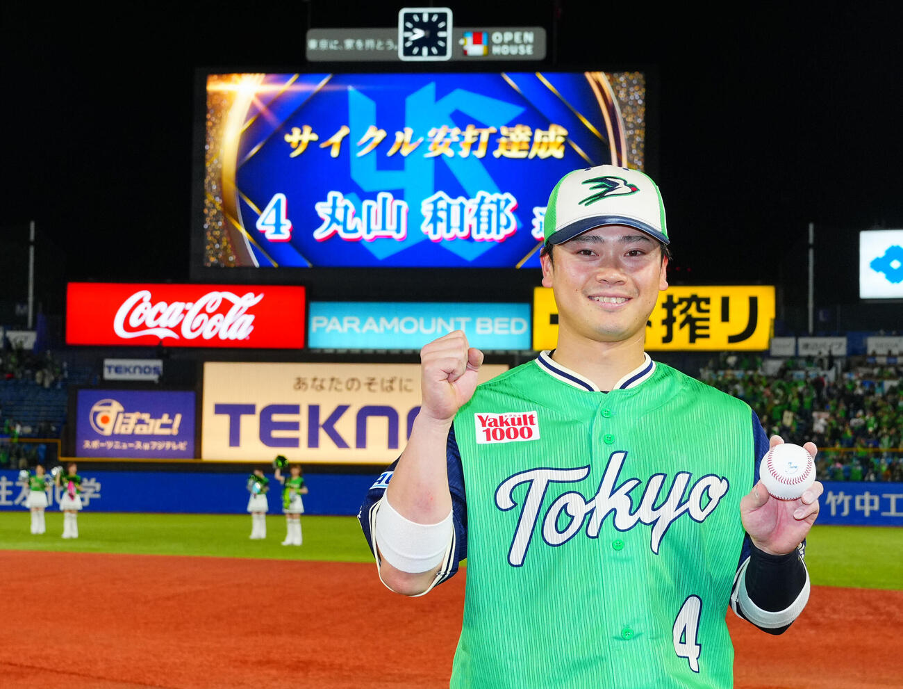 ヤクルト対DeNA　サイクル達成したヤクルト丸山和郁は達成時のボールを手に写真に納まる（撮影・垰建太）