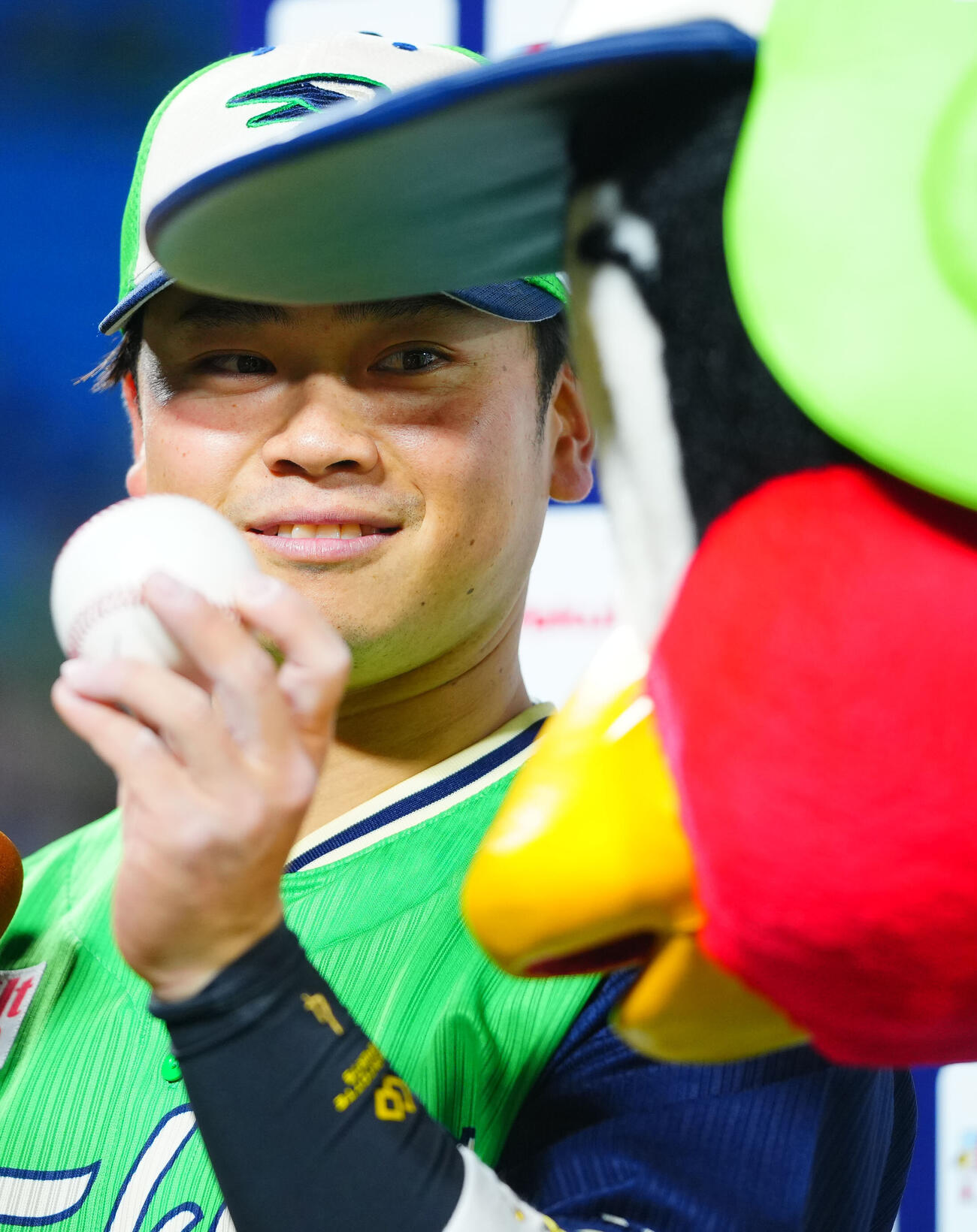 ヤクルト対DeNA　サイクル達成したヤクルト丸山和郁は達成時のボールをつば九郎に見せつける（撮影・垰建太）