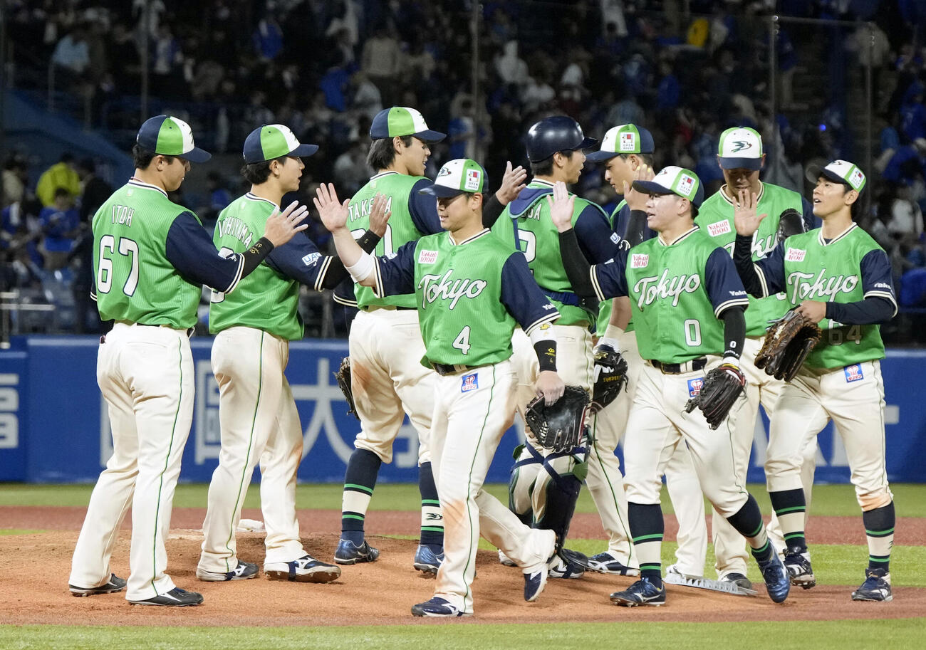DeNAに勝利し、タッチを交わす丸山和（4）らヤクルトナイン＝神宮（共同）