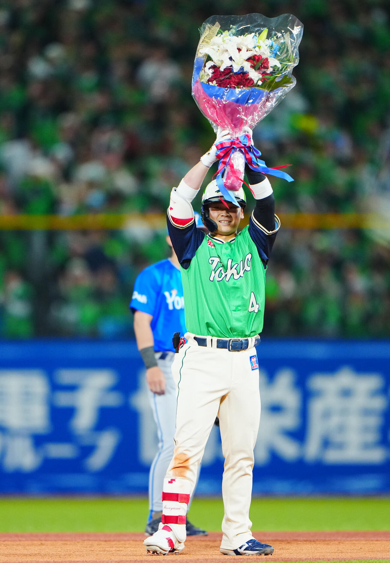 ヤクルト対DeNA 7回裏ヤクルト1死、二塁打を放ちサイクル安打を達成し、花束を手に喜ぶ丸山和郁（撮影・垰建太）