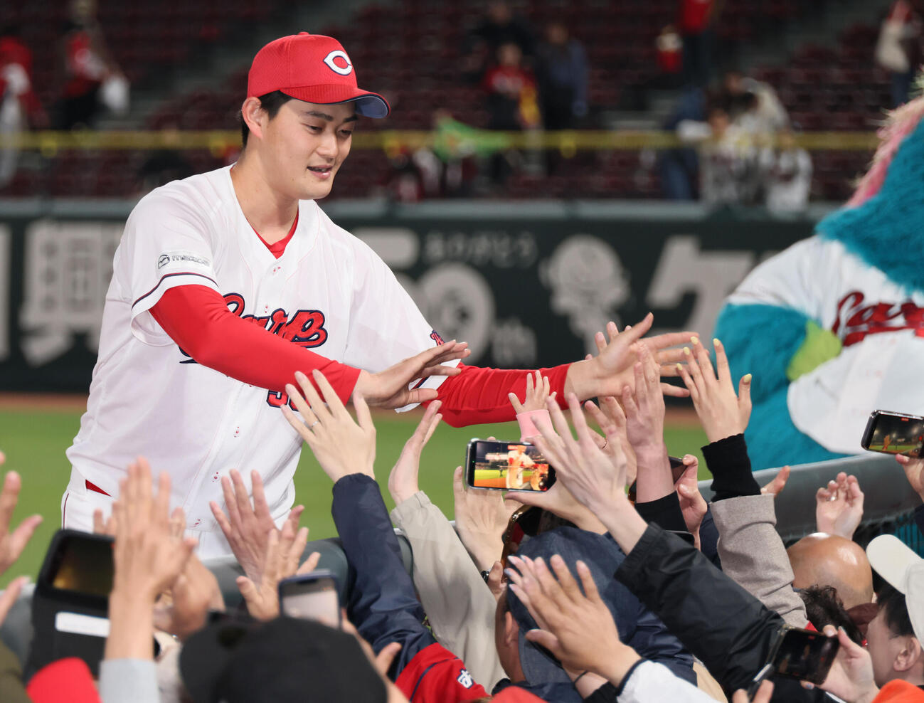 広島対中日　ファンとふれあう岡本駿（撮影・加藤孝規）