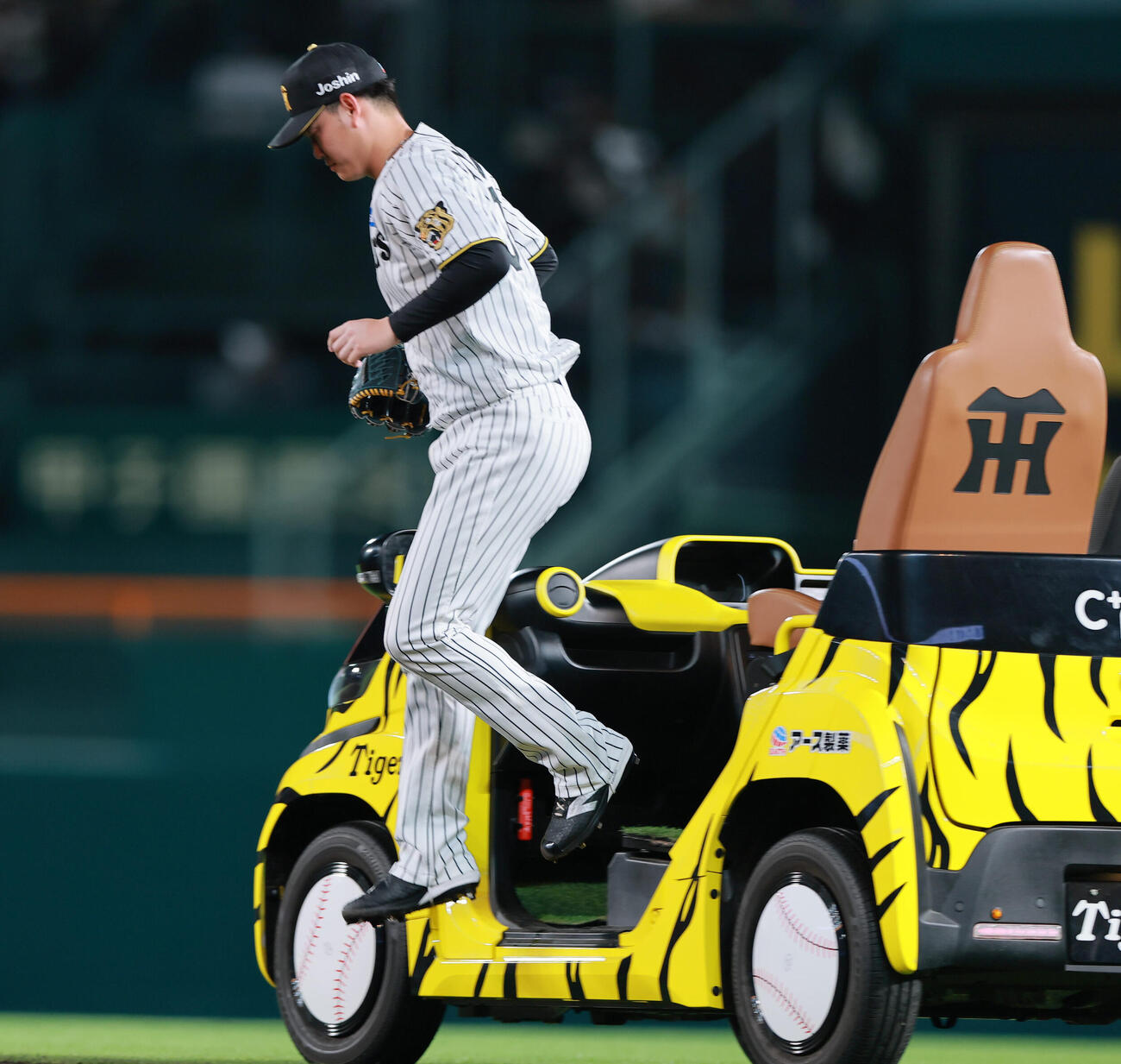 阪神対巨人　7回表、リリーフカーでマウンドに向かう阪神及川雅貴（撮影・上山淳一）.