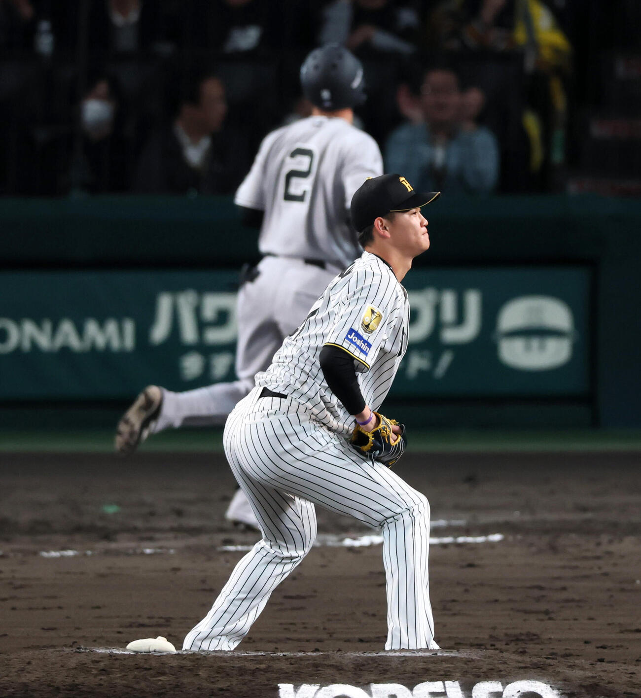 阪神対巨人　7回表巨人1死、及川雅貴は吉川尚輝を三振に仕留める（撮影・加藤哉）