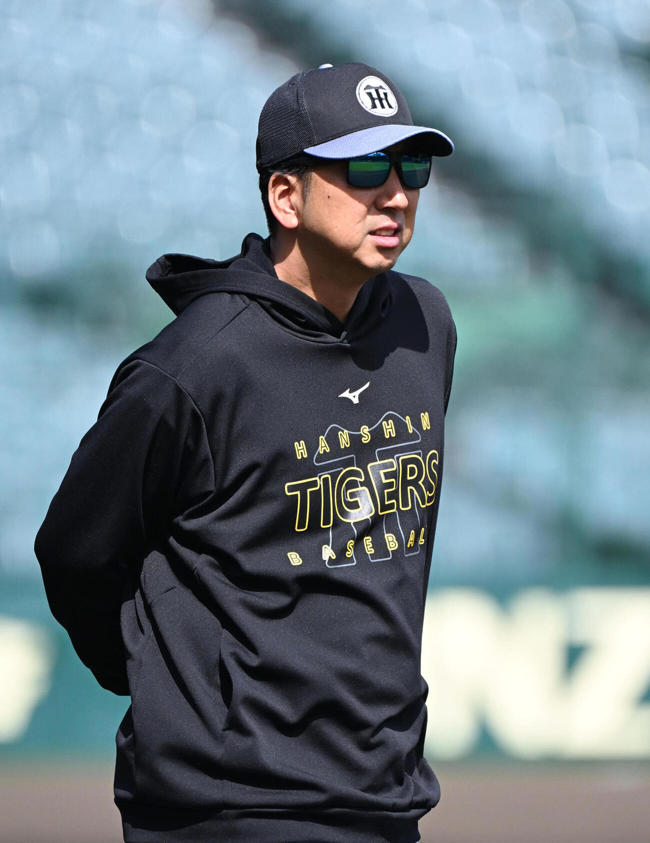 練習を見守る阪神藤川球児監督（撮影・石井愛子）
