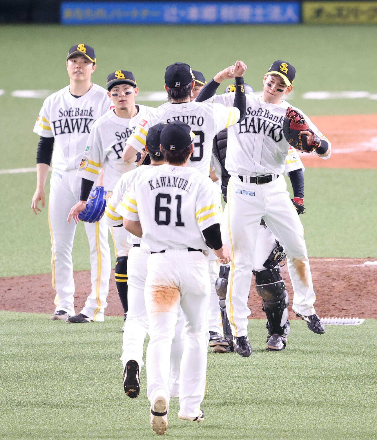 ソフトバンク対楽天　楽天に勝利しナインとハイタッチをかわす栗原陵矢（右）（撮影・梅根麻紀）