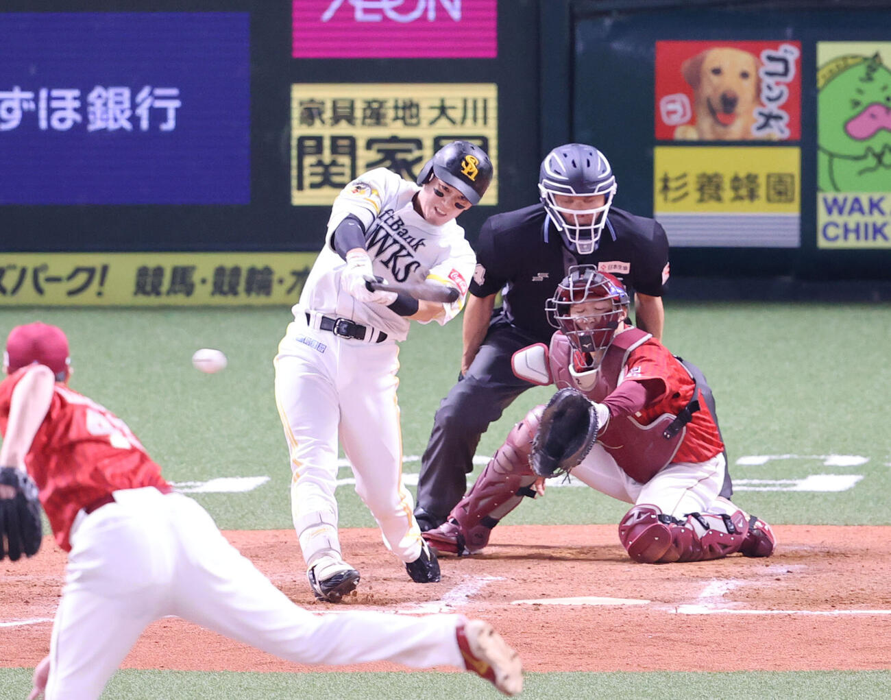 ソフトバンク対楽天76回裏ソフトバンク2死一、二塁、栗原陵矢は右越えに勝ち越し適時二塁打を放つ（撮影・梅根麻紀）