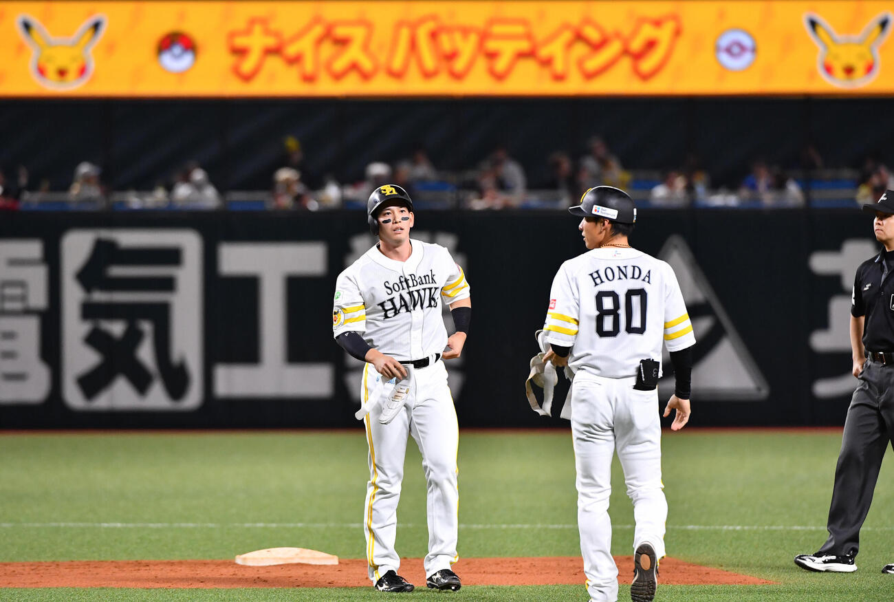 ソフトバンク対楽天　7回裏ソフトバンク2死一、二塁、勝ち越しの2点適時二塁打を放った栗原陵矢（撮影・岩下翔太）