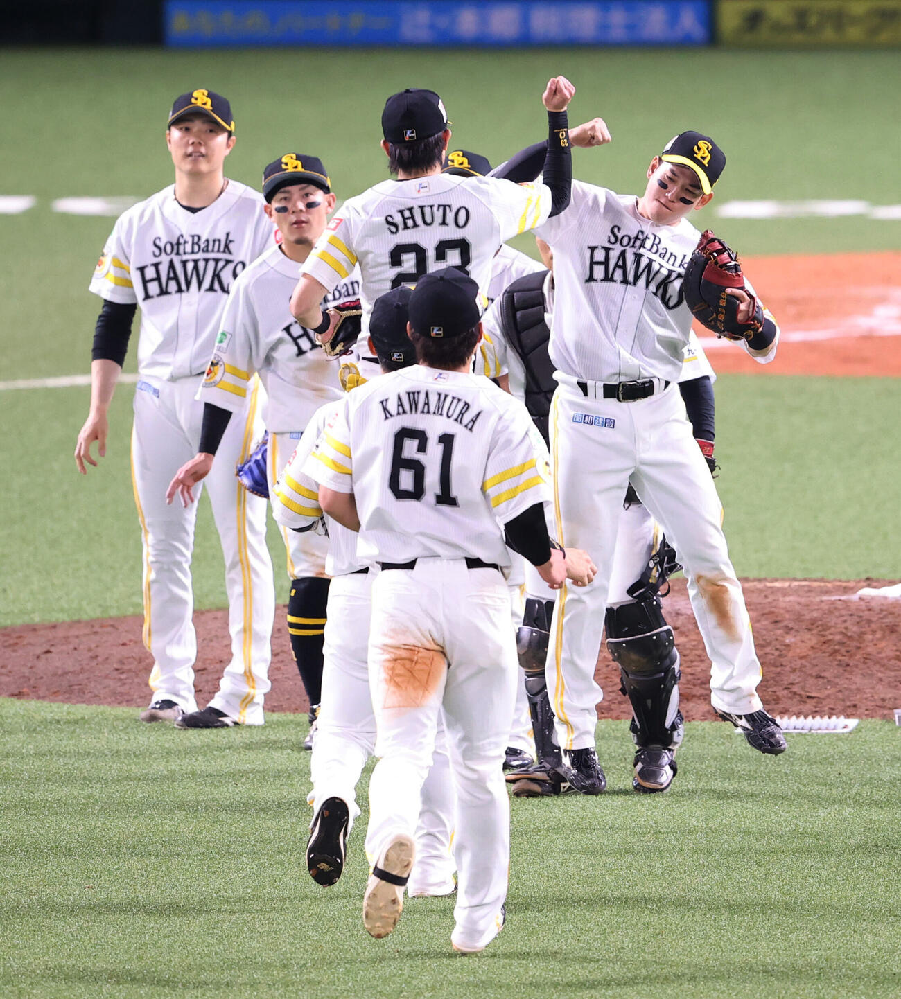 ソフトバンク対楽天　楽天に勝利しナインとハイタッチをかわすソフトバンク栗原陵矢（右）（撮影・梅根麻紀）