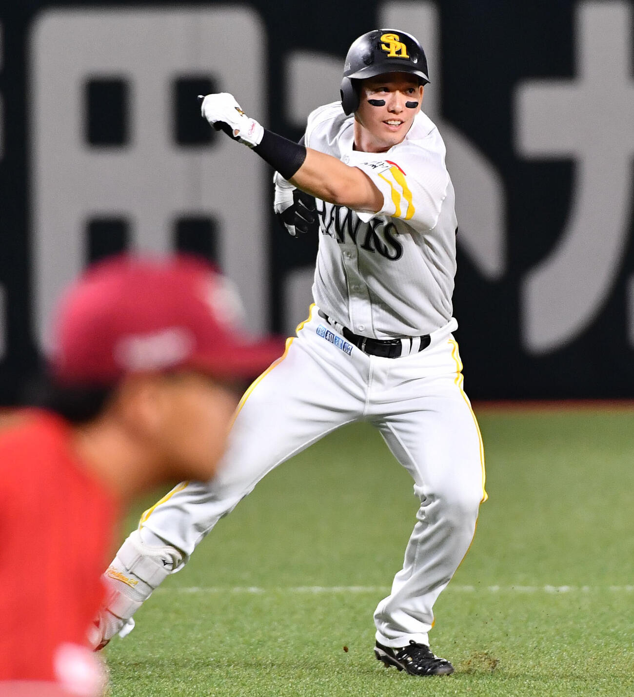 ソフトバンク対楽天　7回裏ソフトバンク2死一、二塁、勝ち越しの2点適時二塁打を放った栗原陵矢（撮影・岩下翔太）