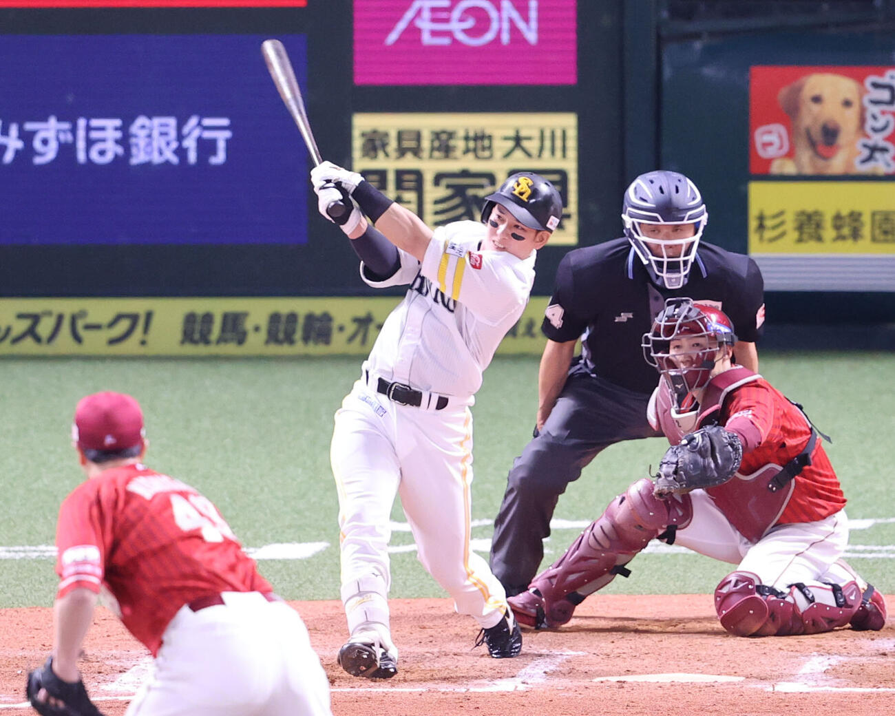 ソフトバンク対楽天76回裏ソフトバンク2死一、二塁、栗原陵矢は右越えに勝ち越し適時二塁打を放つ（撮影・梅根麻紀）
