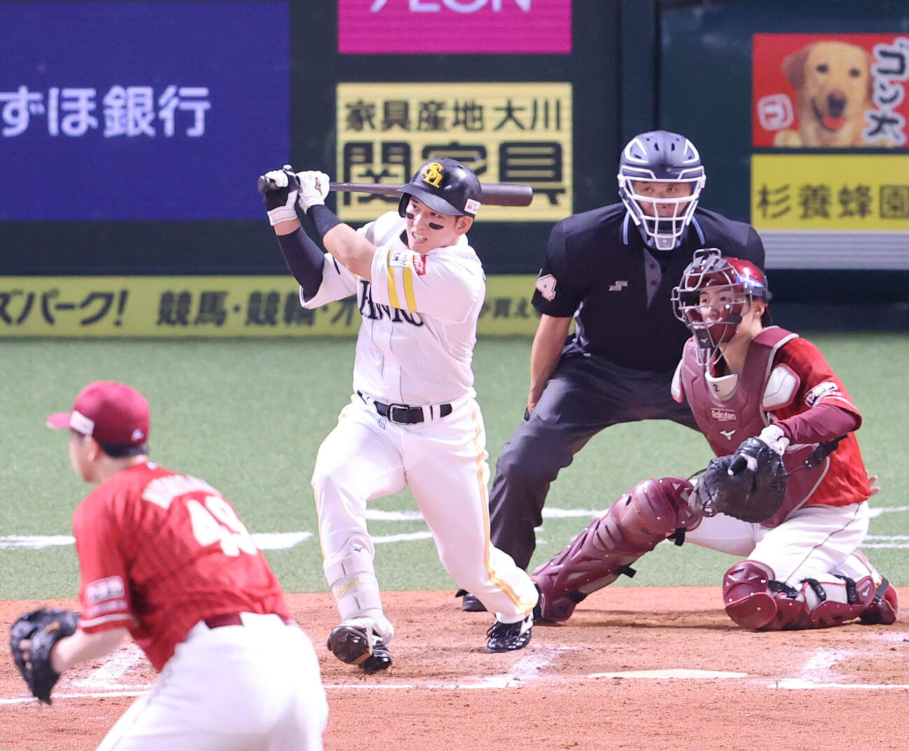 ソフトバンク対楽天76回裏ソフトバンク2死一、二塁、栗原陵矢は右越えに勝ち越し適時二塁打を放つ（撮影・梅根麻紀）