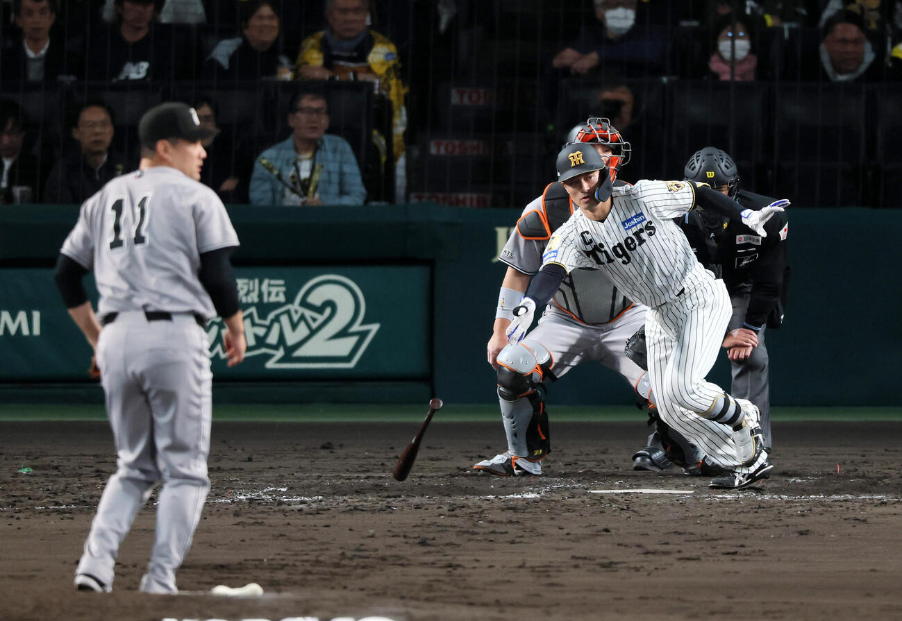阪神対巨人　3回裏阪神2死満塁、坂本誠志郎は左前2点適時打を放つ。投手田中将大　（撮影・加藤哉）