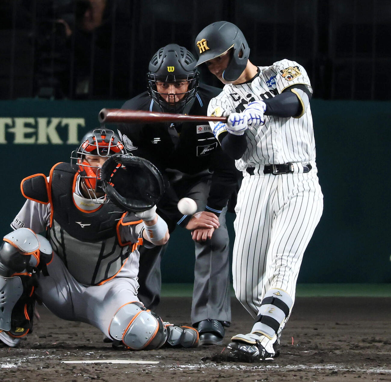 阪神対巨人　3回裏阪神2死満塁、坂本誠志郎は左前2点適時打を放つ　（撮影・加藤哉）