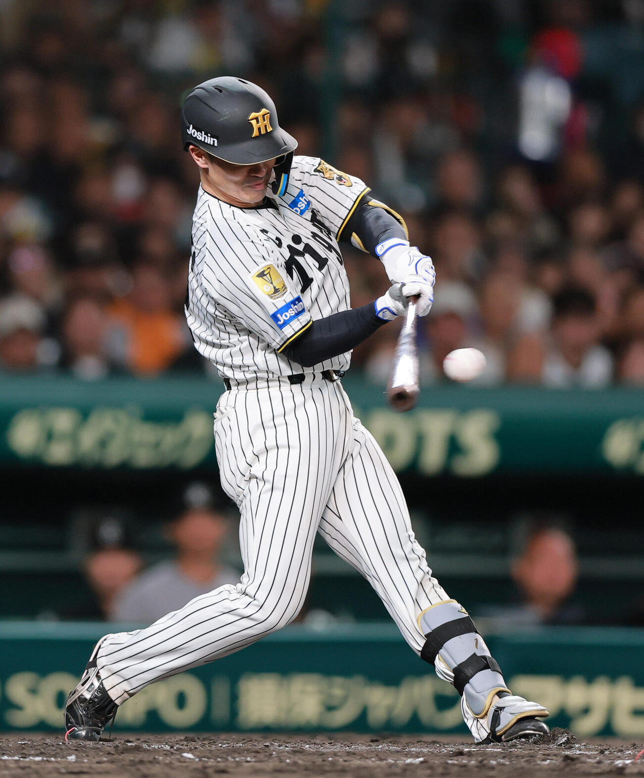 阪神対巨人　3回裏阪神2死満塁、2点適時打を放つ坂本誠志郎（撮影・上山淳一）..