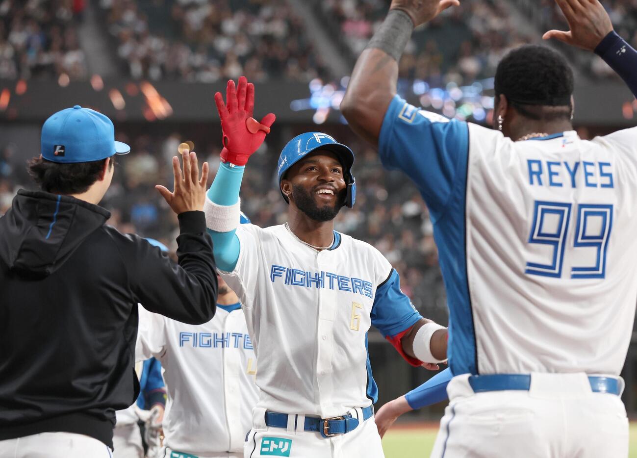 日本ハム対オリックス　3回裏、3点本塁打を放ったカストロはナインに出迎えられ笑顔（撮影・黒川智章）