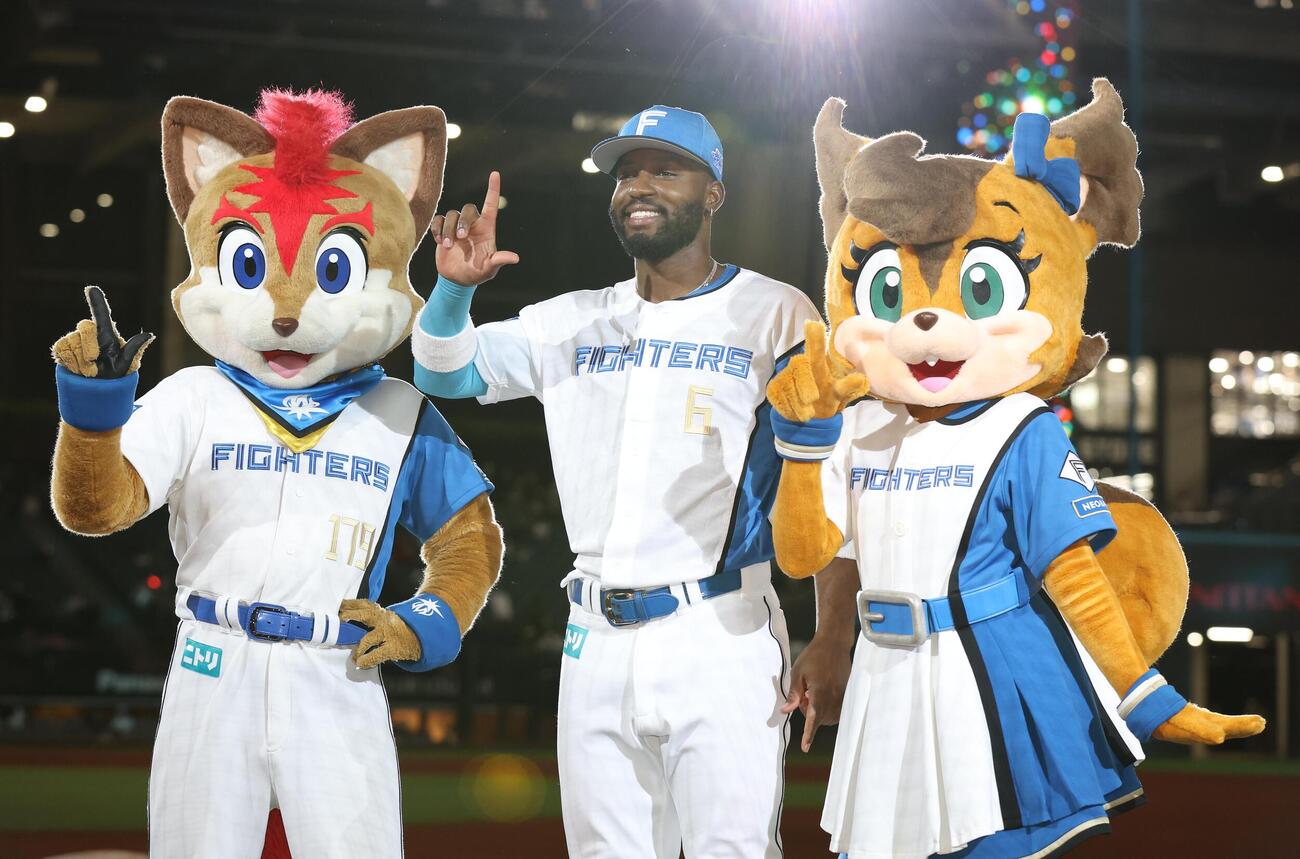 日本ハム対オリックス　試合後、笑顔でポーズをとる日本ハムのカストロ（撮影・黒川智章）