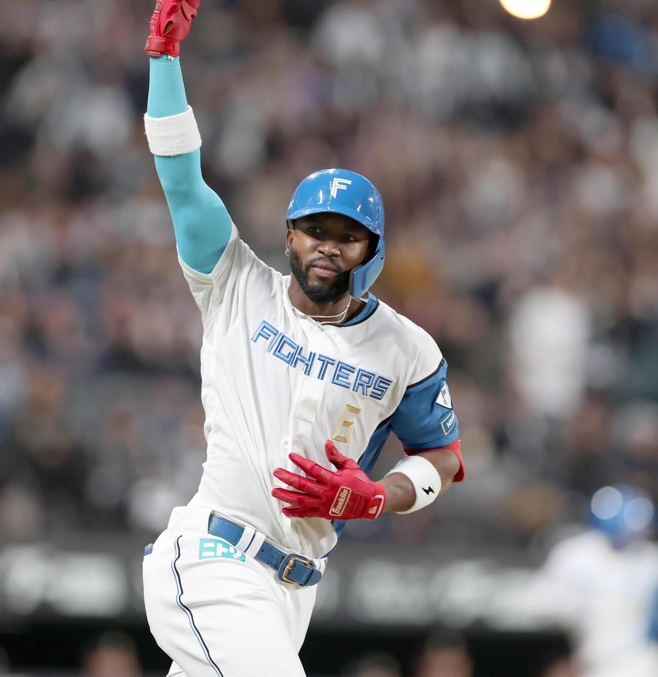 日本ハム対オリックス　3回裏日本ハム2死一、二塁、3点本塁打を放ちポーズをとるカストロ（撮影・黒川智章）