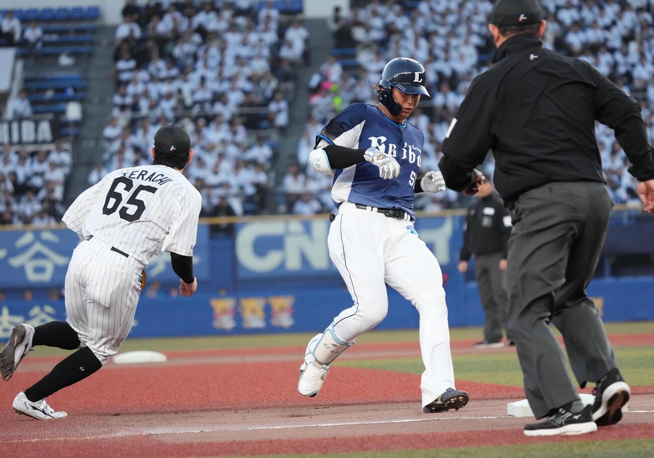 ロッテ対西武　1回表西武1死、西川愛也（右）は中三塁打を放つ（撮影・小沢裕）