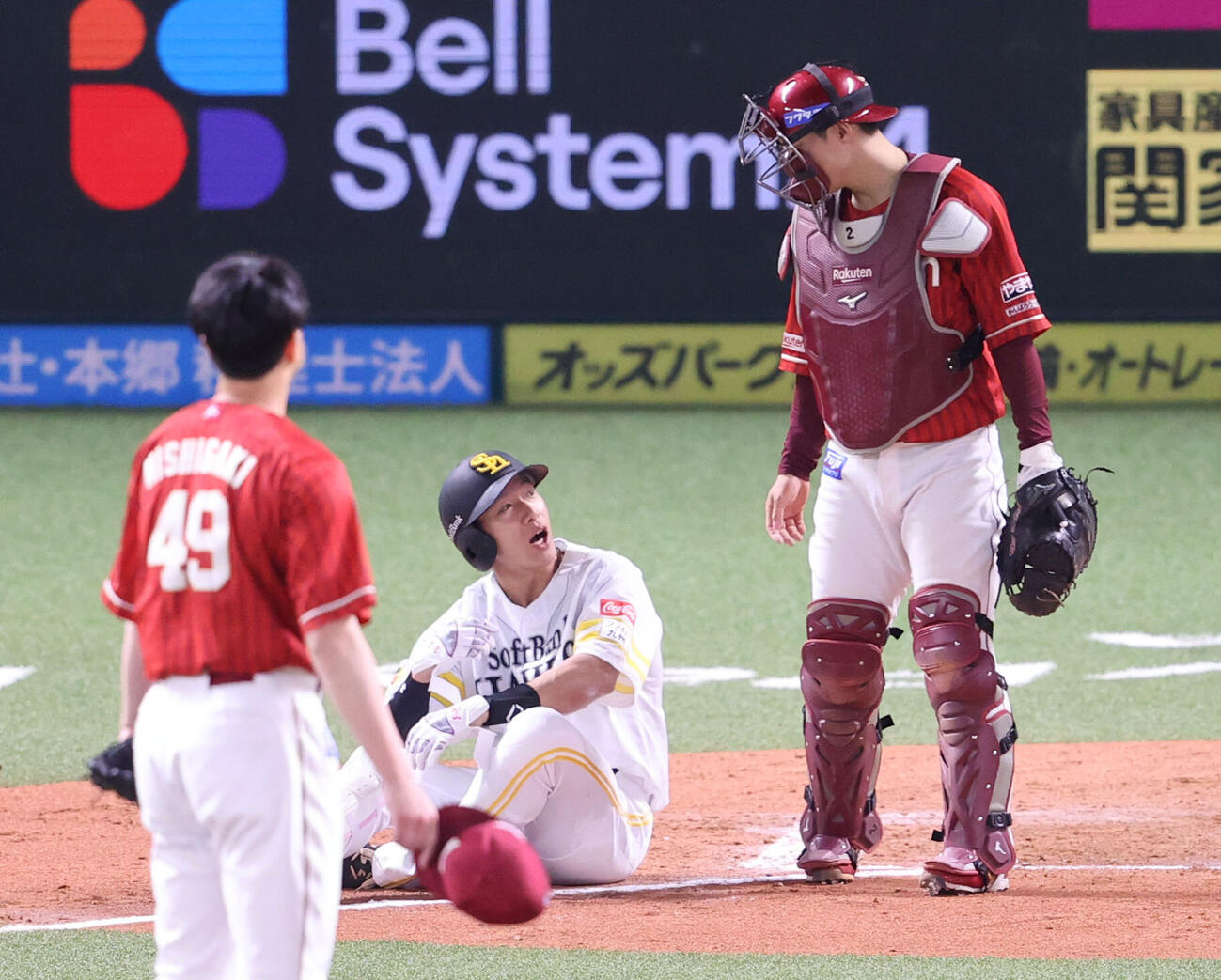 ソフトバンク対楽天　7回裏ソフトバンク1死二塁、柳田悠岐は右足に死球を受け痛そうな表情（撮影・梅根麻紀）