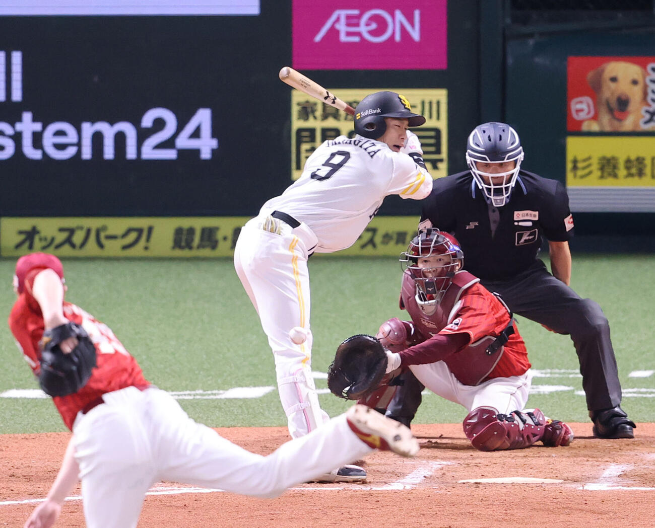 ソフトバンク対楽天　7回裏ソフトバンク1死二塁、柳田悠岐は右足に死球を受ける（撮影・梅根麻紀）