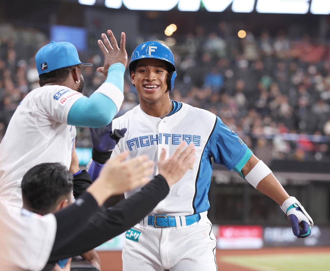 日本ハム対オリックス　6回、本塁打を放ちナインに出迎えられる日本ハム万波中正（撮影・黒川智章）