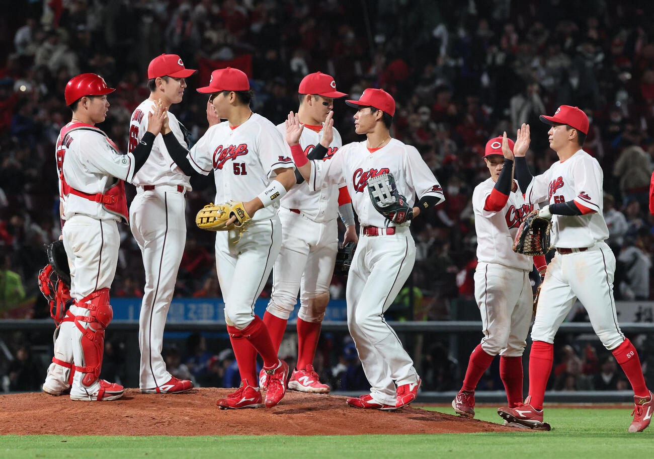 広島対中日　中日に快勝した広島ナイン（撮影・加藤孝規）