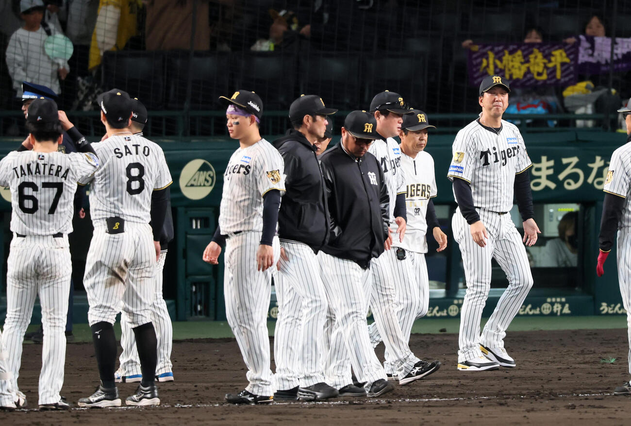 阪神対巨人　巨人に敗れ場内へあいさつする阪神藤川球児監督（撮影・加藤哉）