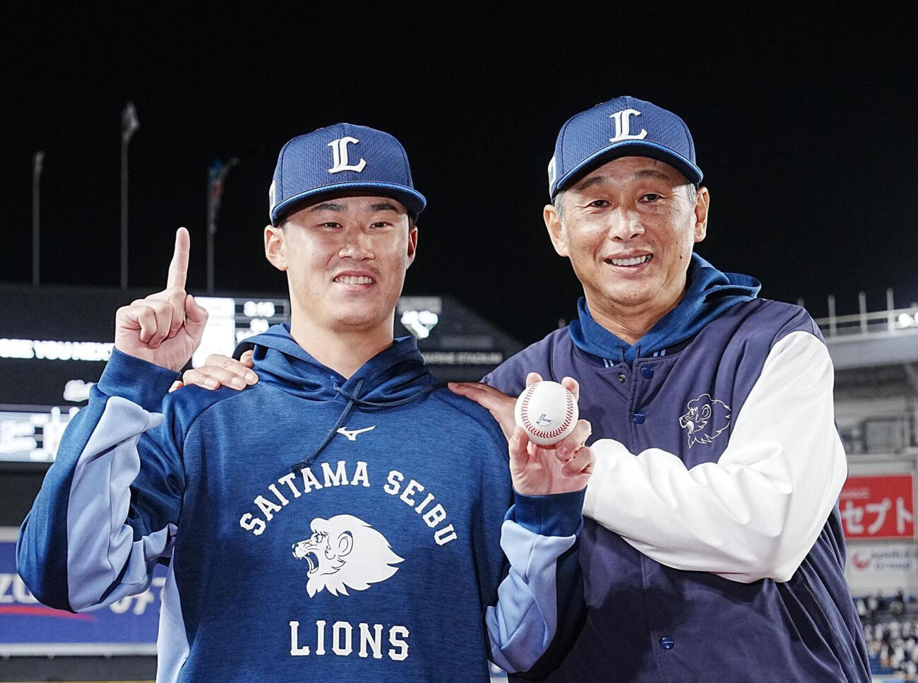 初登板初先発でプロ初勝利を飾った西武佐藤爽（左）は西口文也監督の祝福を受ける（撮影・小沢裕）