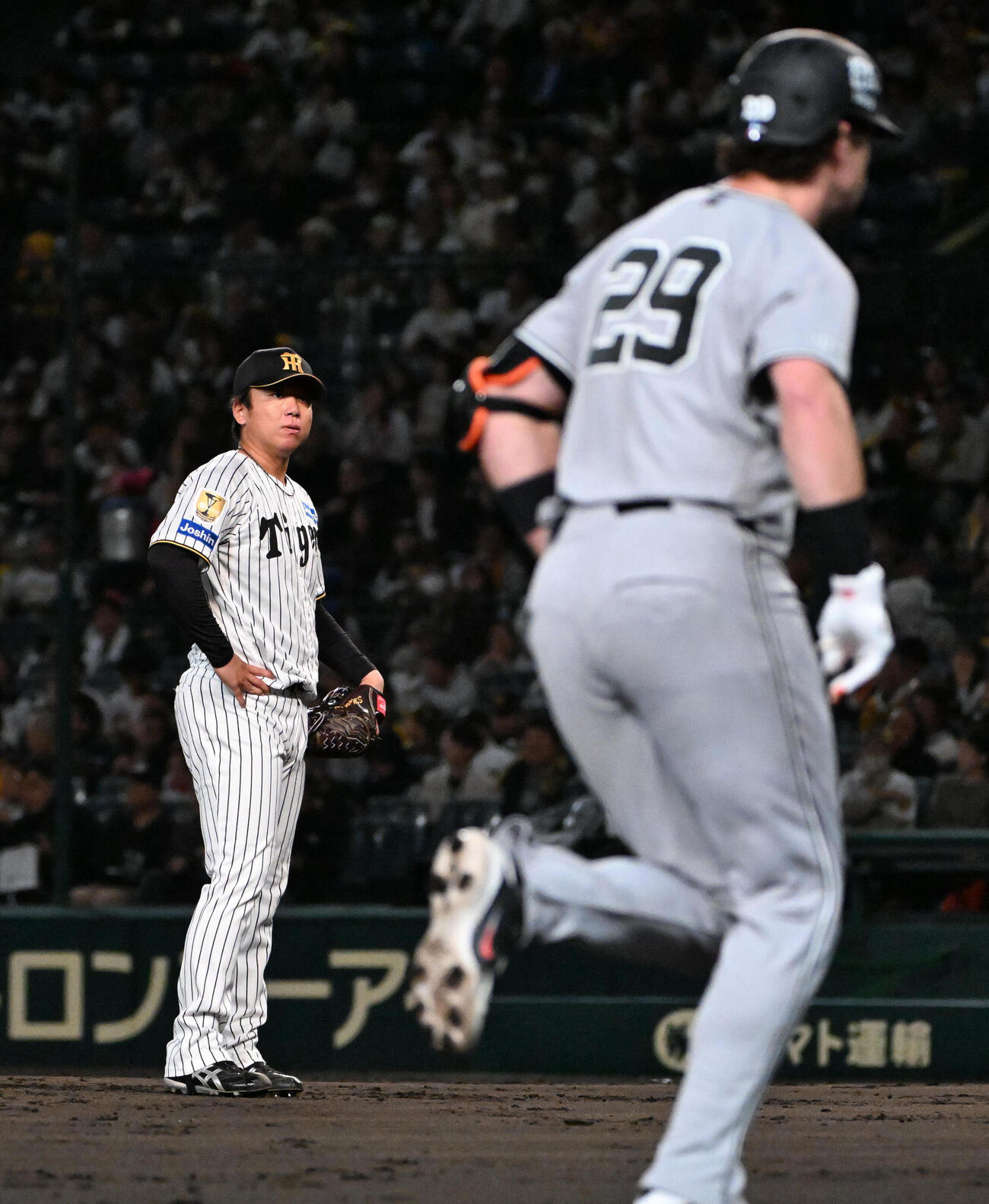 3回表巨人無死一、二塁　ダルベック（右）に3点本塁打を浴びた村上（撮影・石井愛子）