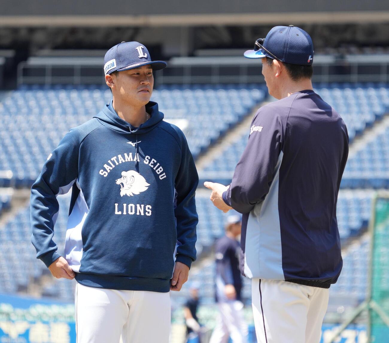 ロッテ対西武　試合前の練習で豊田清投手コーチ（右）の指示を受ける佐藤爽（撮影・小沢裕）