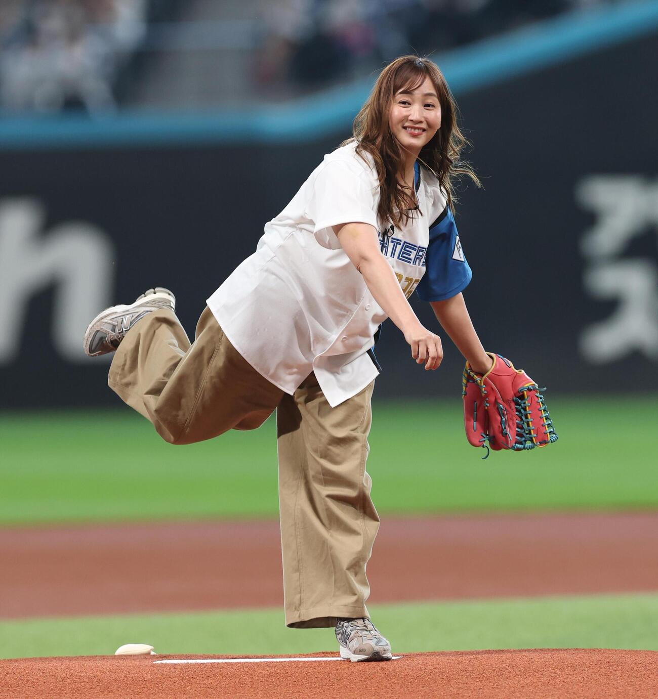 日本ハム対オリックス　ファーストピッチセレモニーに登場の藤本美貴（撮影・黒川智章）