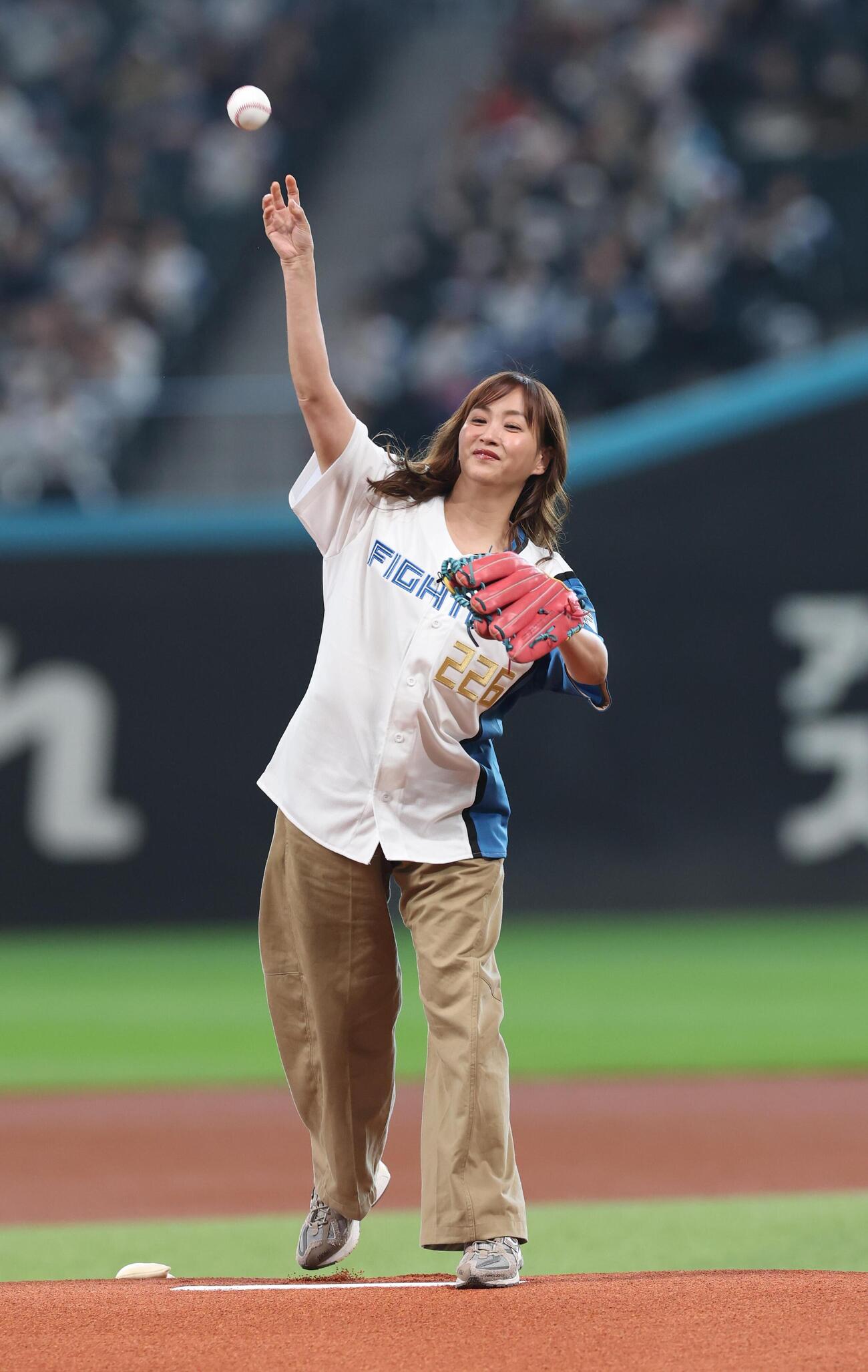 日本ハム対オリックス　ファーストピッチセレモニーに登場の藤本美貴（撮影・黒川智章）