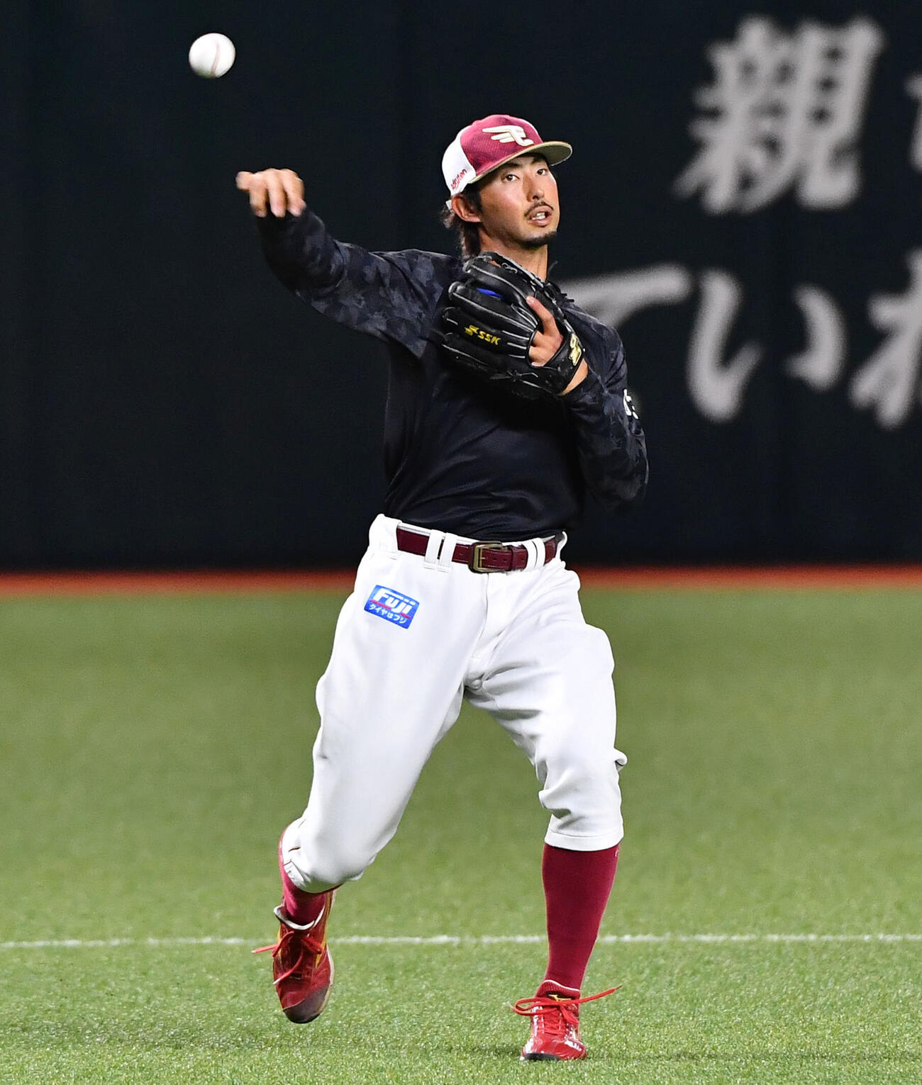 試合前、ノックを受ける楽天入江大樹（撮影・岩下翔太）