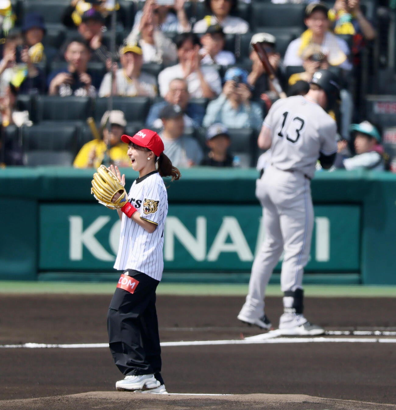 阪神対巨人　始球式を行った坂本花織　（撮影・加藤哉）