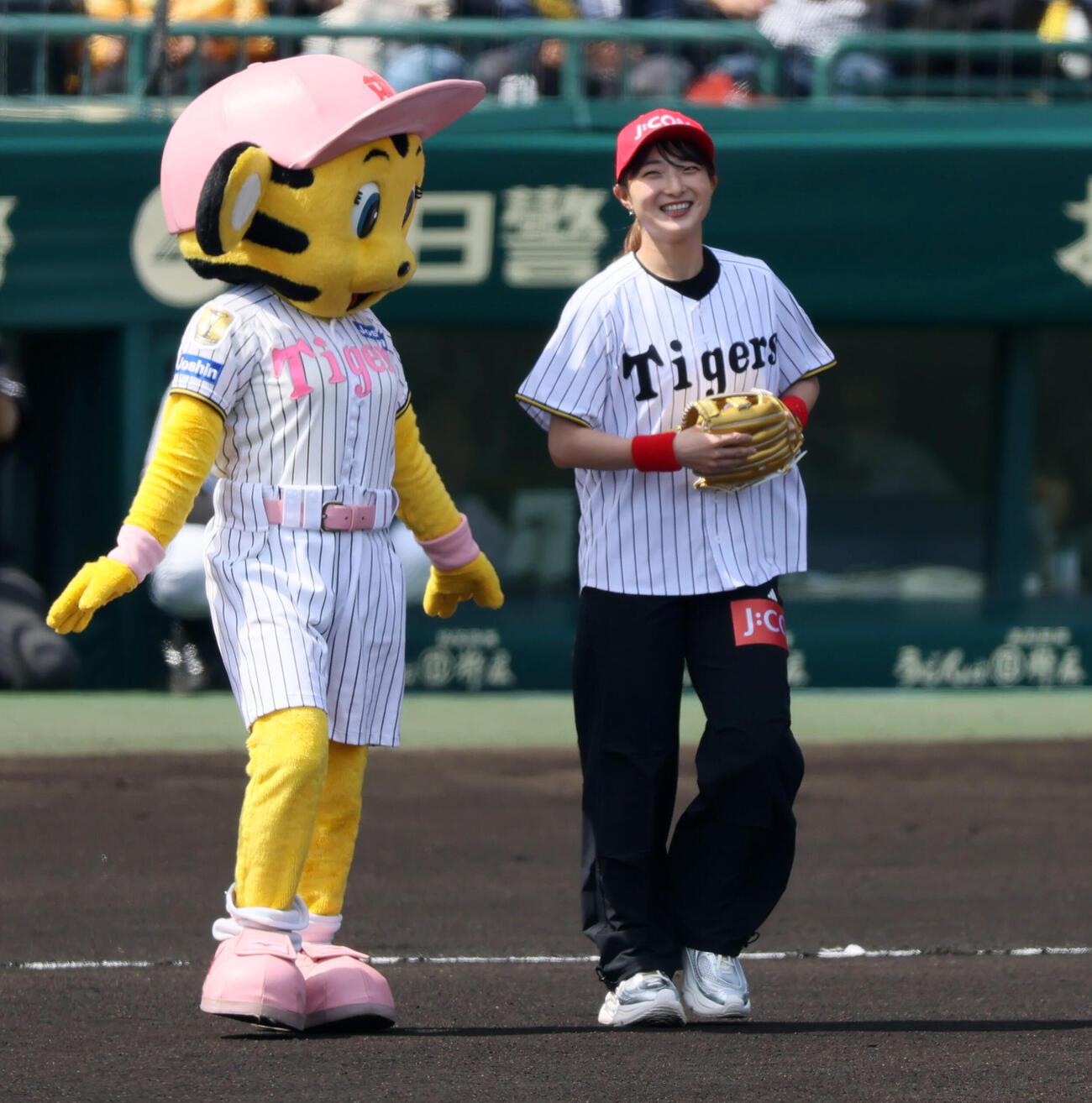 阪神対巨人　始球式を行った坂本花織　（撮影・加藤哉）