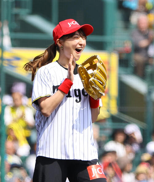 【阪神】神戸出身のフィギュアスケーター坂本花織さんが笑顔で始球式、背番号39ユニホーム姿