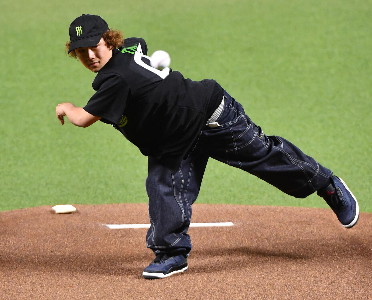 ソフトバンク対楽天　始球式を務めた、ミラノ・コルティナ五輪スノーボード男子スロープスタイル銀メダリストの長谷川帝勝（撮影・岩下翔太）