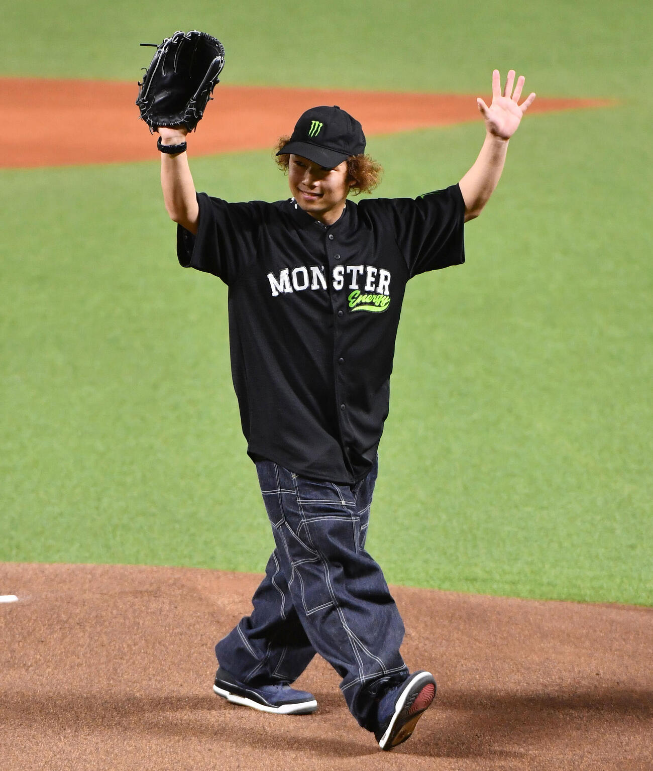 ソフトバンク対楽天　始球式を終えて笑顔を見せる、ミラノ・コルティナ五輪スノーボード男子スロープスタイル銀メダリストの長谷川帝勝（撮影・岩下翔太）