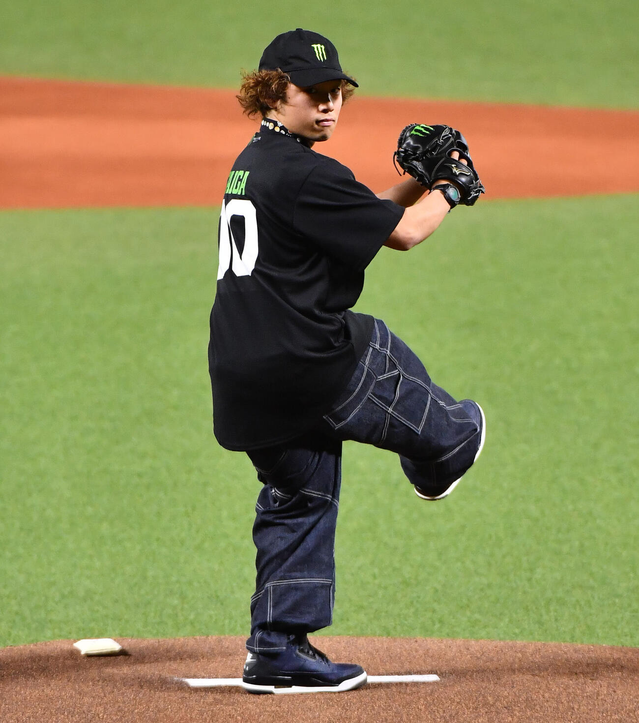 ソフトバンク対楽天　始球式を務めた、ミラノ・コルティナ五輪スノーボード男子スロープスタイル銀メダリストの長谷川帝勝（撮影・岩下翔太）