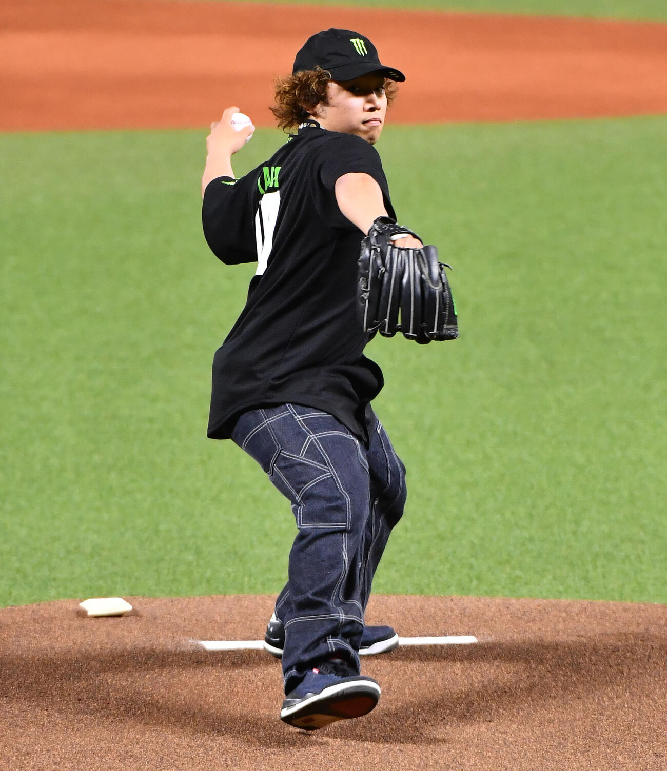 ソフトバンク対楽天　始球式を務めた、ミラノ・コルティナ五輪スノーボード男子スロープスタイル銀メダリストの長谷川帝勝（撮影・岩下翔太）