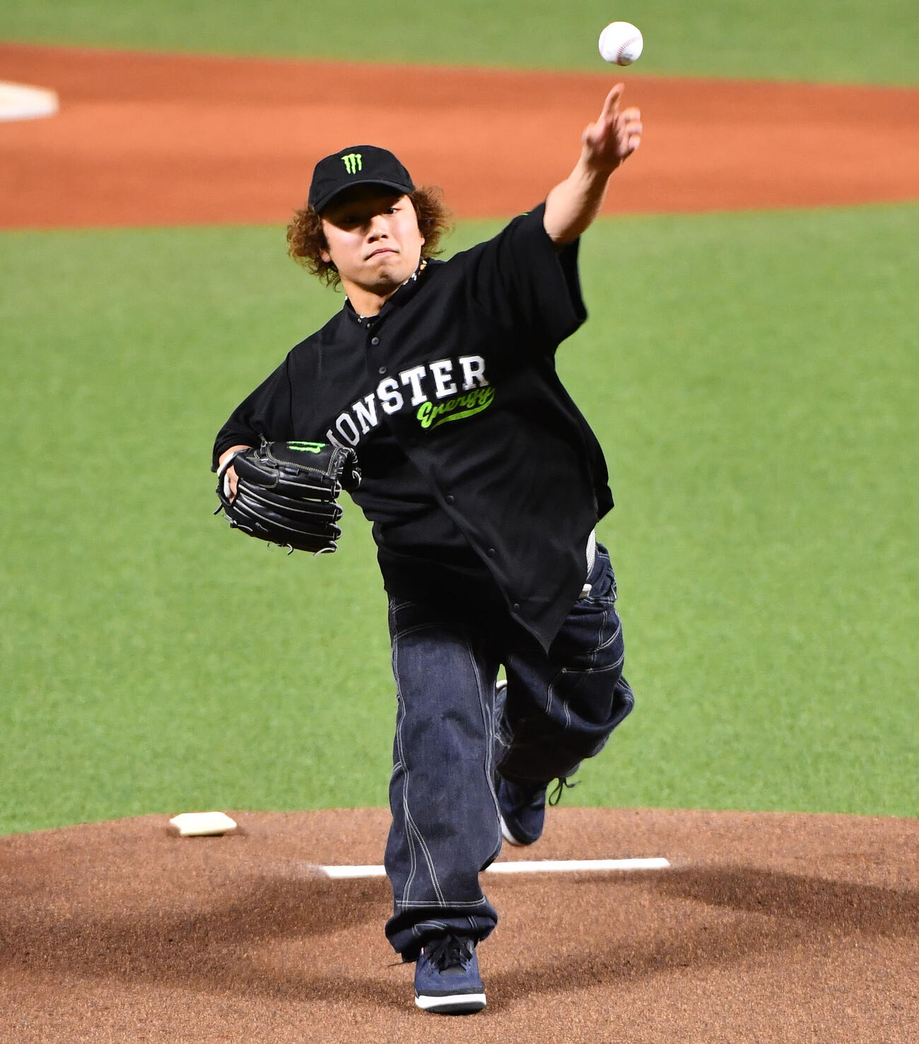 ソフトバンク対楽天　始球式を務めた、ミラノ・コルティナ五輪スノーボード男子スロープスタイル銀メダリストの長谷川帝勝（撮影・岩下翔太）